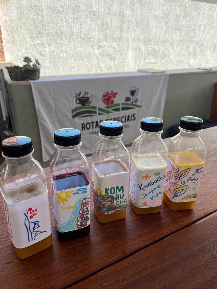 Garrafas de kombucha personalizadas sobre uma mesa